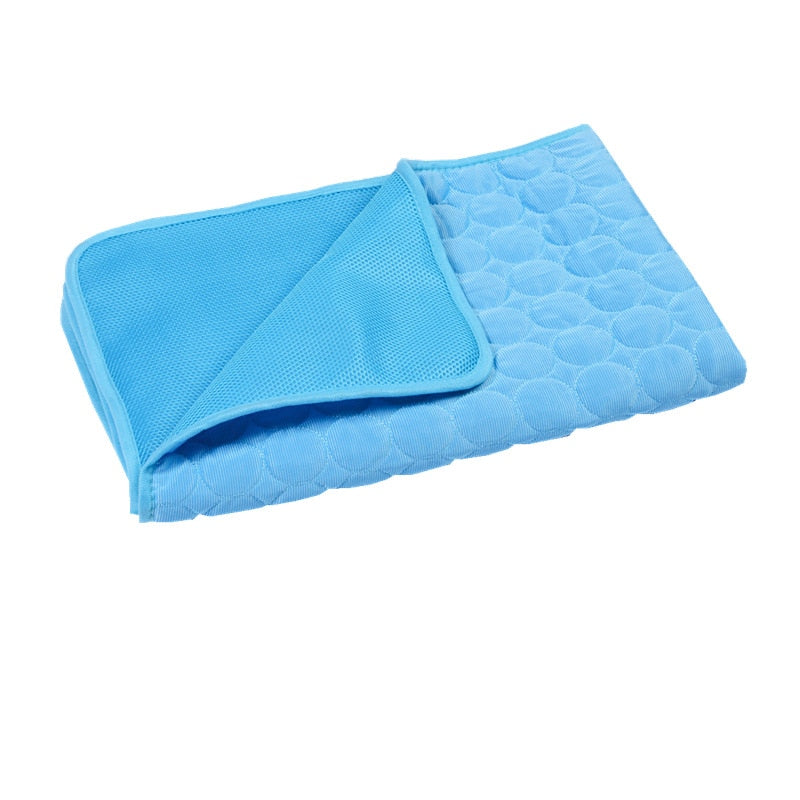 Chill & Thrill: Cooling Summer Pad for Dogs – Breathable, Washable, and Perfectly Cool Comfort for Pups of All Sizes! ☀️🐾